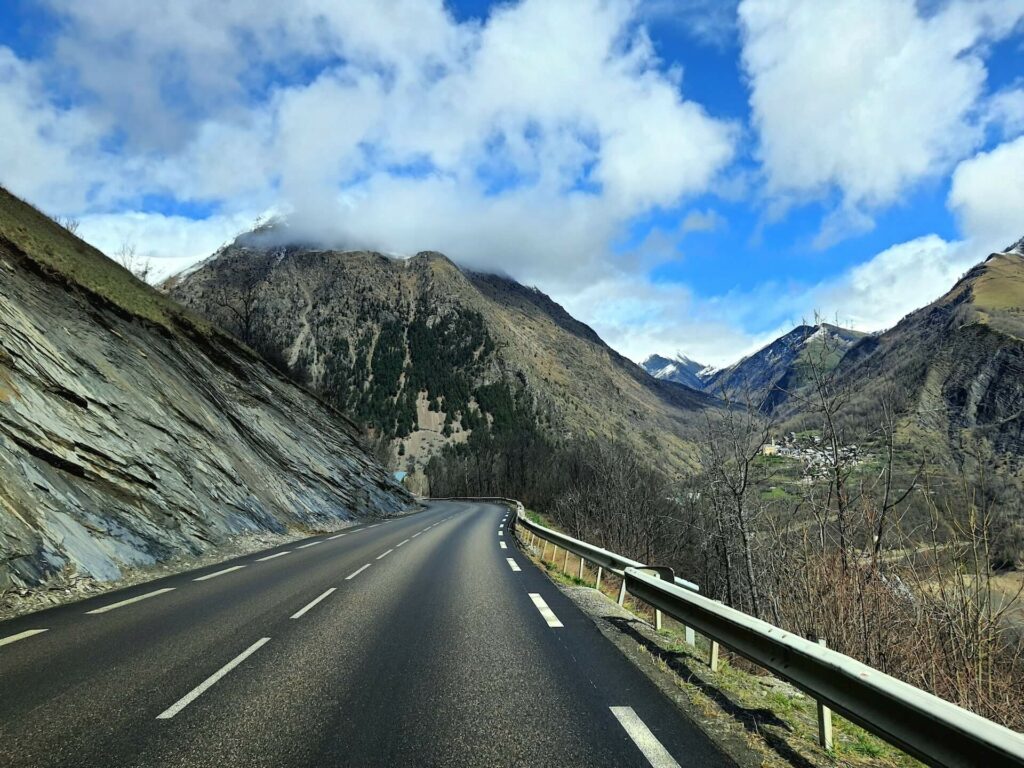 Véhicule haut de gamme Aigle VTC Grenoble, disponible 24h/24 pour tous vos déplacements privés ou professionnels. Transport sur réservation dans toute la région Auvergne-Rhône-Alpes. Chauffeur discret, service soigné, confort optimal.