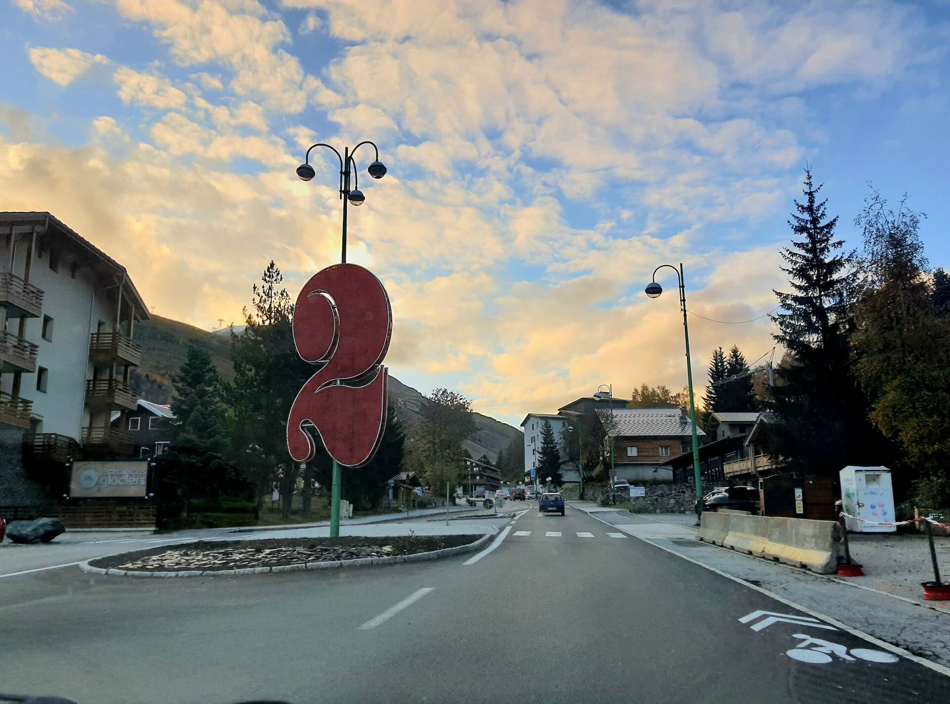 Véhicule haut de gamme Aigle VTC Grenoble, disponible 24h/24 pour tous vos déplacements privés ou professionnels. Transport sur réservation dans toute la région Auvergne-Rhône-Alpes. Chauffeur discret, service soigné, confort optimal.