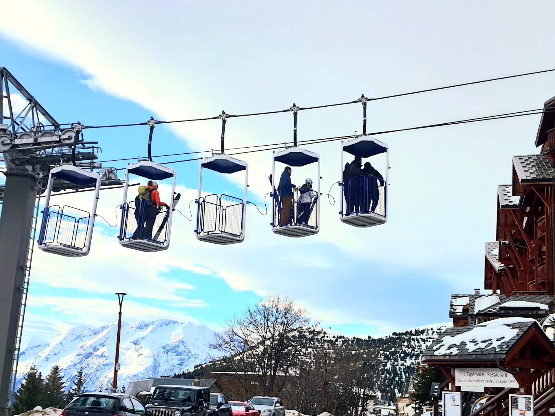 Véhicule haut de gamme Aigle VTC Grenoble, disponible 24h/24 pour tous vos déplacements privés ou professionnels. Transport sur réservation dans toute la région Auvergne-Rhône-Alpes. Chauffeur discret, service soigné, confort optimal.