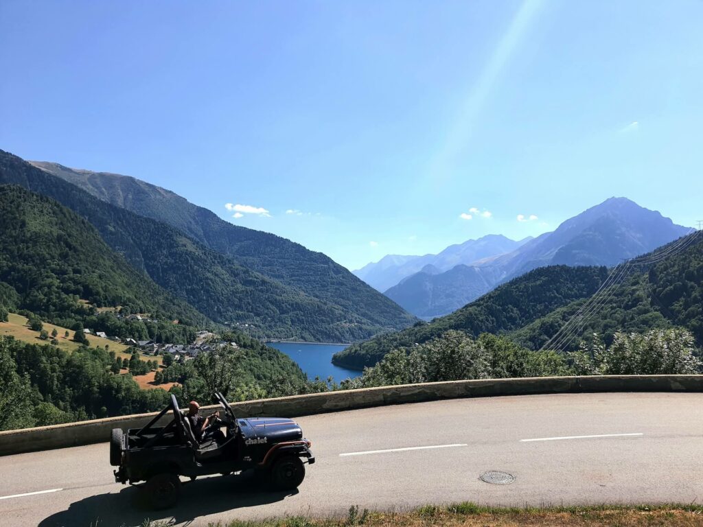 Véhicule haut de gamme Aigle VTC Grenoble, disponible 24h/24 pour tous vos déplacements privés ou professionnels. Transport sur réservation dans toute la région Auvergne-Rhône-Alpes. Chauffeur discret, service soigné, confort optimal.