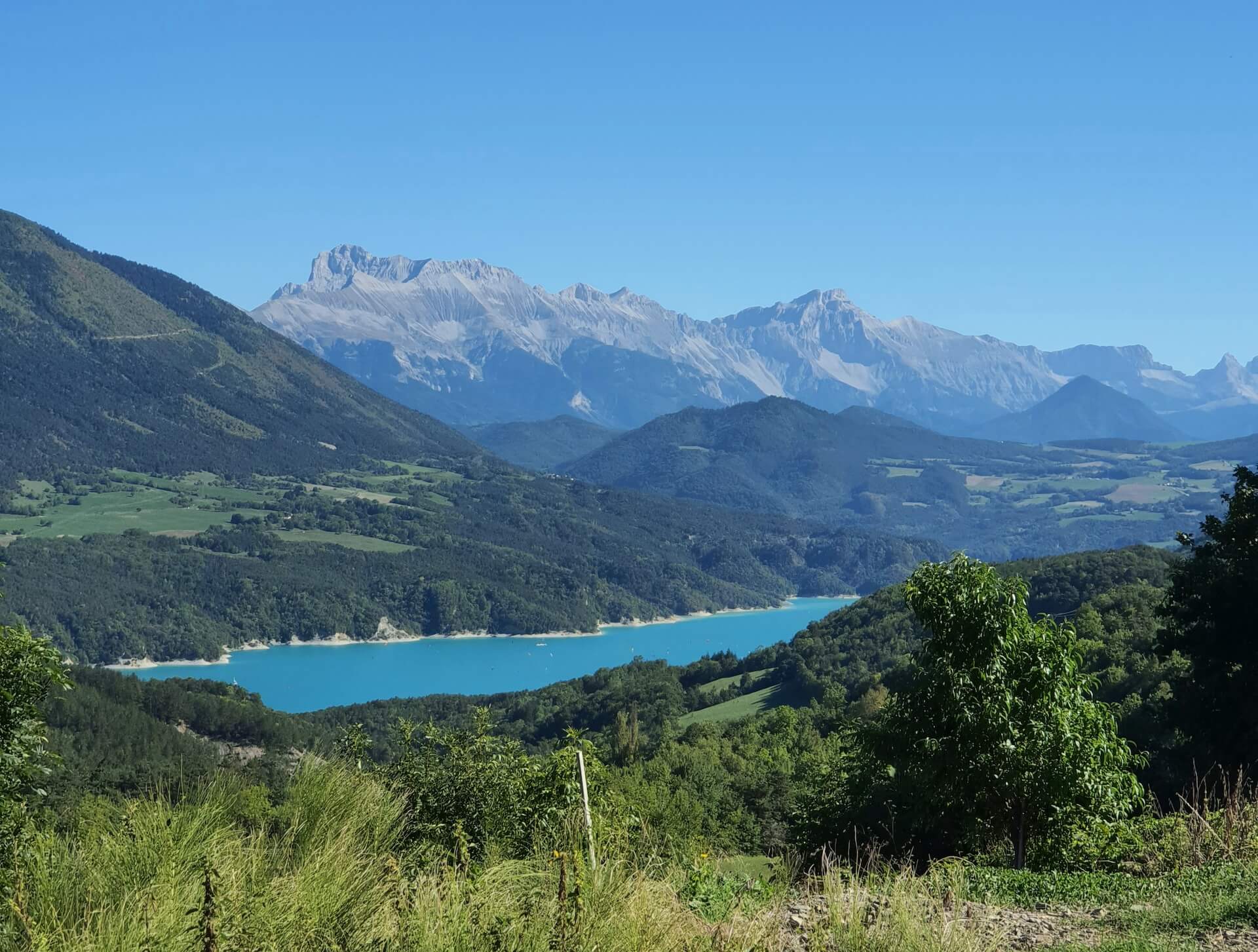 Véhicule haut de gamme Aigle VTC Grenoble, disponible 24h/24 pour tous vos déplacements privés ou professionnels. Transport sur réservation dans toute la région Auvergne-Rhône-Alpes. Chauffeur discret, service soigné, confort optimal.